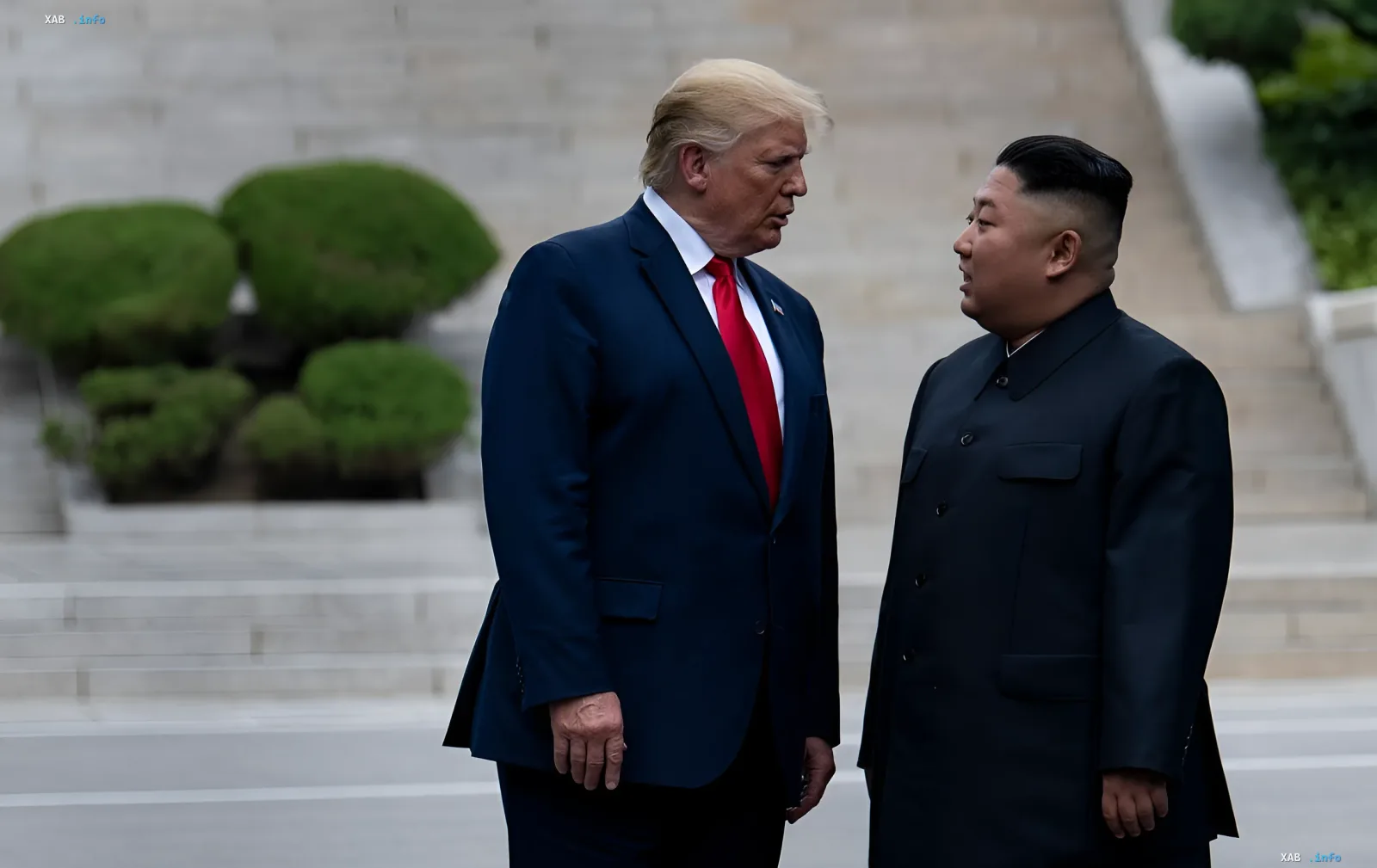 Дональд Трамп и Ким Чен Ын ведут беседу на фоне ступеней, символизируя дипломатический диалог между США и Северной Кореей в контексте сокращения военных учений с Южной Кореей