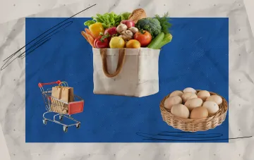 Корзина с овощами, тележка с продуктами и корзина с яйцами на синем фоне, иллюстрирующая изменения цен на продукты в украинских супермаркетах