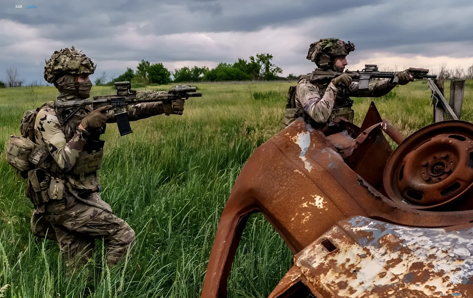 Украинские военные в камуфляже с оружием на фоне ржавого автомобиля в поле, иллюстрирующие оптимизацию военных операций