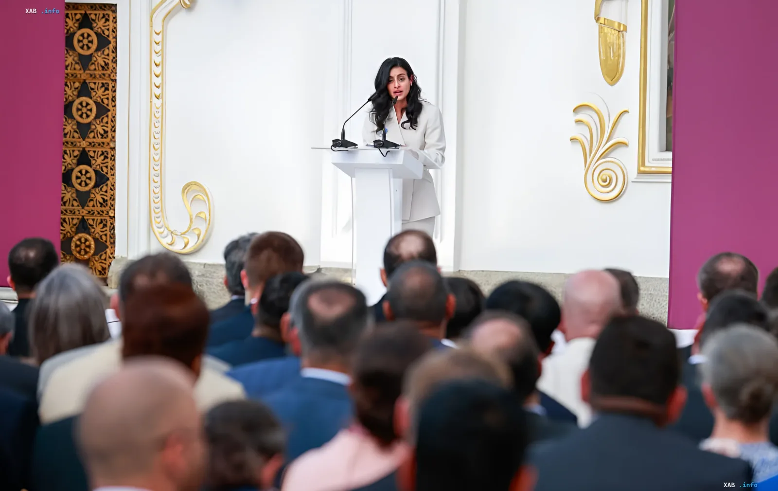 Представительница UN Tourism выступает с речью о Safe Destinations Challenge в зале с аудиторией