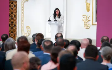 Представительница UN Tourism выступает с речью о Safe Destinations Challenge в зале с аудиторией