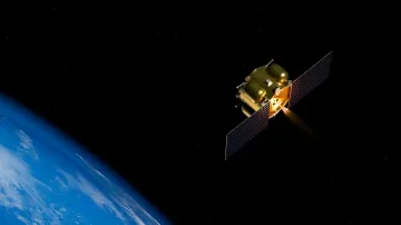 Спутник на орбите Земли, символизирующий программу США по очистке космоса от мусора