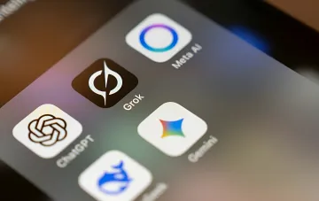 Экран смартфона с иконками ИИ-ассистентов: ChatGPT, Grok, Meta AI, Gemini и Perplexity — актуальная тема защиты аккаунтов в 2026 году
