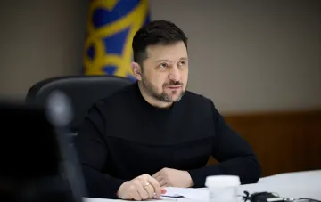 Президент Украины Владимир Зеленский в кабинете, обсуждает кадровые изменения в СНБО, включая назначение Сергея Науменко первым замсекретаря.
