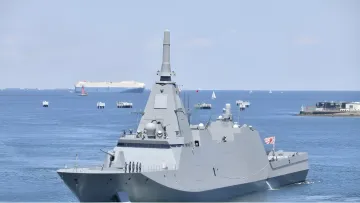 Японский эсминец класса 'Могамиги' в море, символизирующий усиление военно-морских возможностей Японии в поиске новых союзников