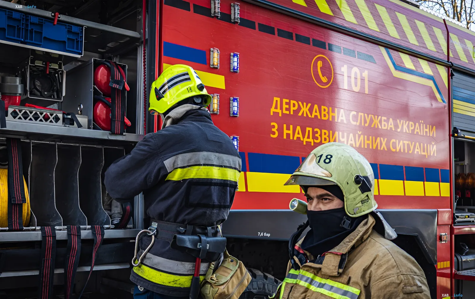 Спасатели ДСНС Украины у пожарного автомобиля после российского удара по Броварам — последствия для логистики сети EVA