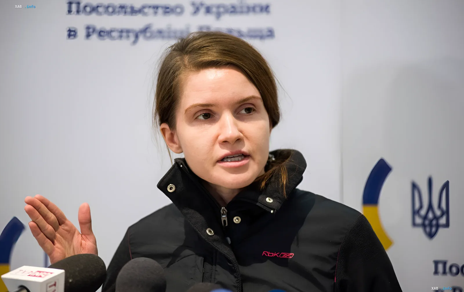 Марьяна Безуглая во время пресс-конференции в посольстве Украины в Беларуси, обсуждая возвращение во фракцию «Слуга народа»