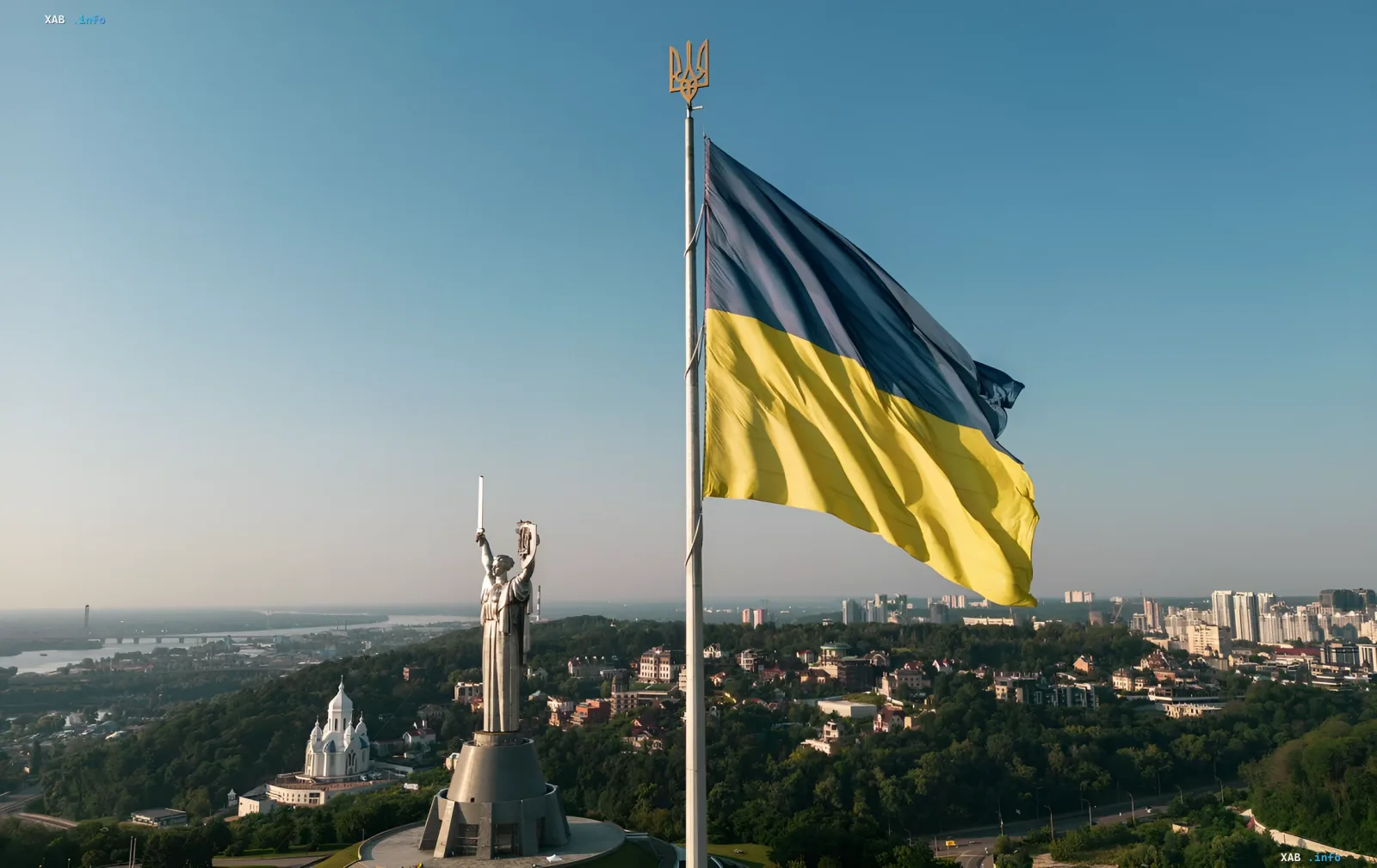 Флаг Украины и памятник Матери-Защитницы на фоне города, символизирующие независимость и празднование Дня Независимости в 2026 году без выходного