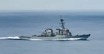 Эсминец USS Benfold в открытом море, столкнувшийся с критическим сбоем генераторов