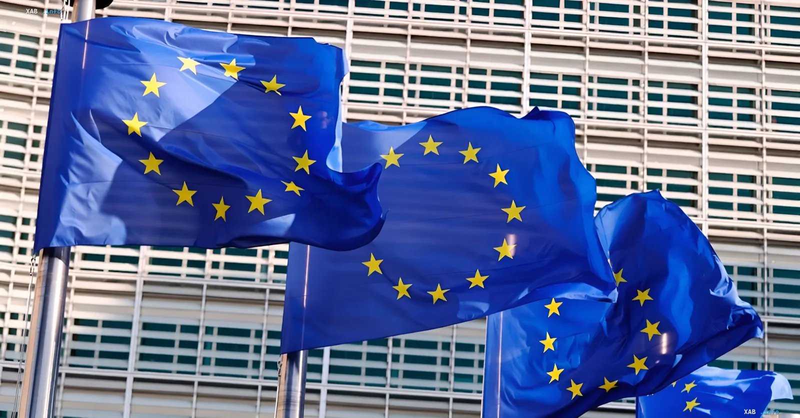 Флаги Европейского Союза на фоне здания Европарламента, символизирующие новые налоговые реформы на табак и вейпы