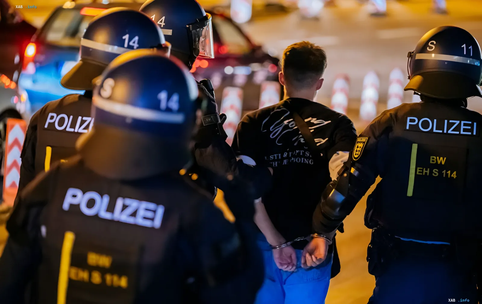 Deutsche Polizisten in Schutzhelmen verhaften einen Mann in Stuttgart, der mit einem Spionagefall zugunsten Russlands in Verbindung steht