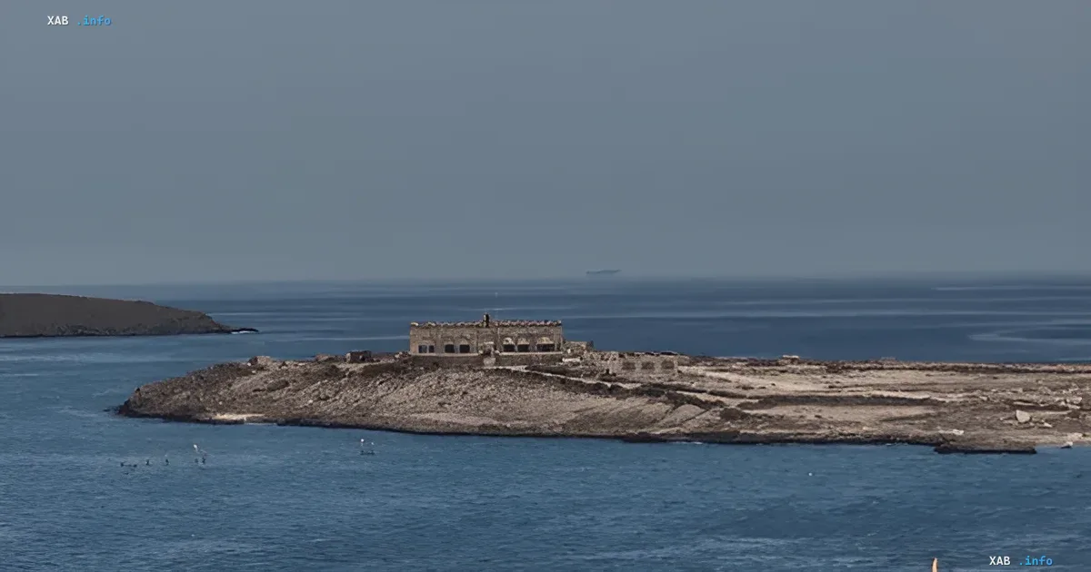 Заброшенное здание на острове в море, символизирующее остановку логистики и рост ставок фрахта