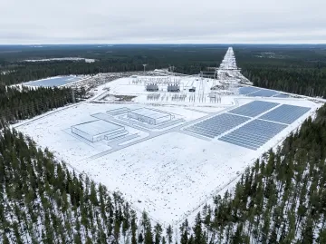 Визуализация будущего дата-центра Helios на 500 МВт в снежной Финляндии с солнечными панелями и инфраструктурой