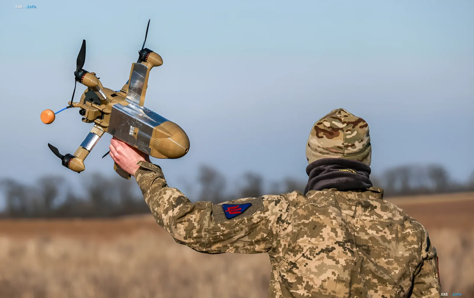 Украинский военнослужащий запускает дрон-перехватчик с ИИ для автономной борьбы с дронами-камикадзе типа «Шахед»
