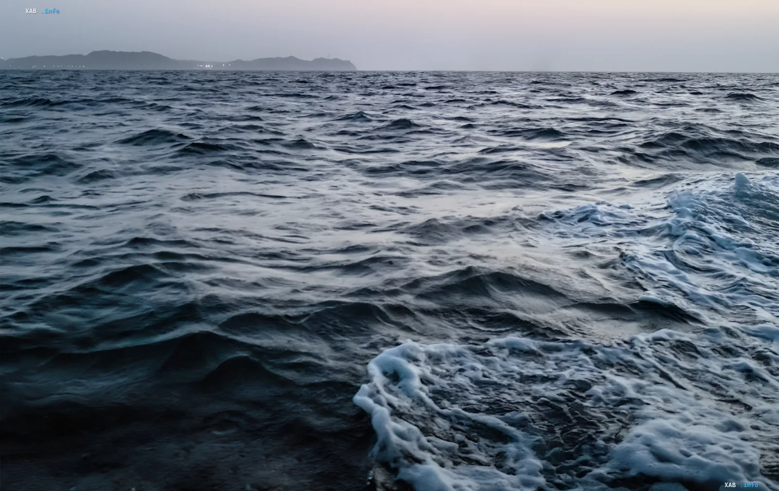 Meereswellen vor dem Horizont, die den Hormuz-Engpass im Kontext des iranischen Ultimatums an die USA symbolisieren