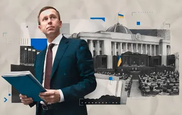 Ukrainischer Finanzminister Serhiy Marchenko mit Dokumenten vor der Werchowna Rada und der ukrainischen Flagge, was die Genehmigung des Regierungsprogramms für 2026–2027 symbolisiert.