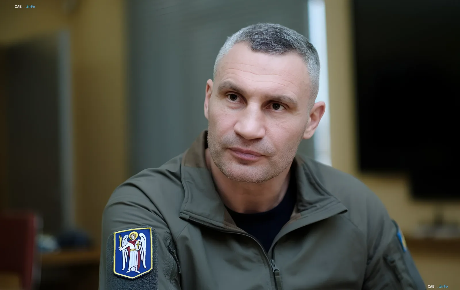 Віталій Кличко у військовій формі з нашивкою, обговорює готовність Києва до зими та необхідність допомоги від центру
