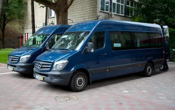 Дві нові сині мікроавтобуси Mercedes-Benz Sprinter для перевезення людей з інвалідністю, отримані Києвом від німецьких благодійників