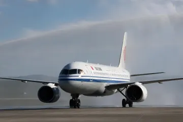 COMAC C919 Flugzeug auf der Startbahn während einer Wasser Salut, die die wachsende Beliebtheit des chinesischen Flugzeugs illustriert