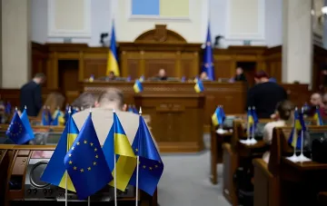 Заседание парламента Украины с флагами ЕС и Украины, обсуждение законопроекта №14405 о местном самоуправлении