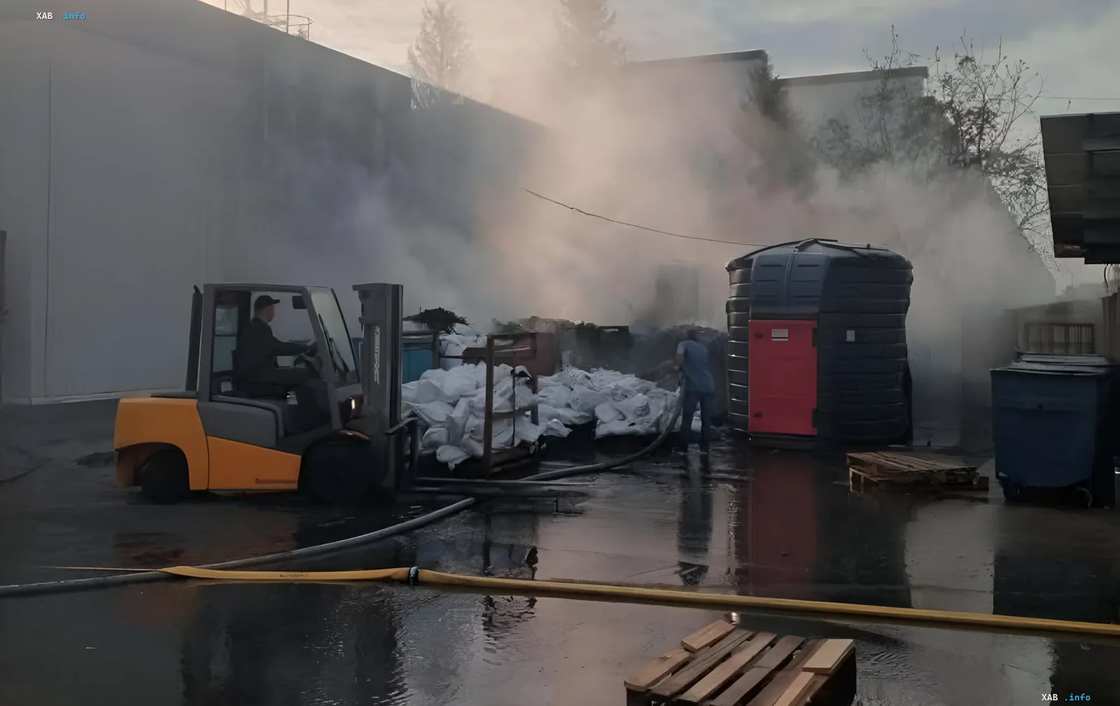 Beseitigung der Folgen eines Beschusses am Werk Kyivguma: Feuerwehr löscht Brände, und ein Gabelstapler räumt Trümmer auf.