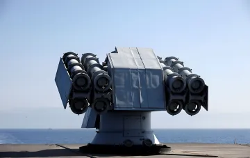 Зенитная ракетная установка ПВО на фоне моря, отражающая масштабную оборонительную операцию против дронов