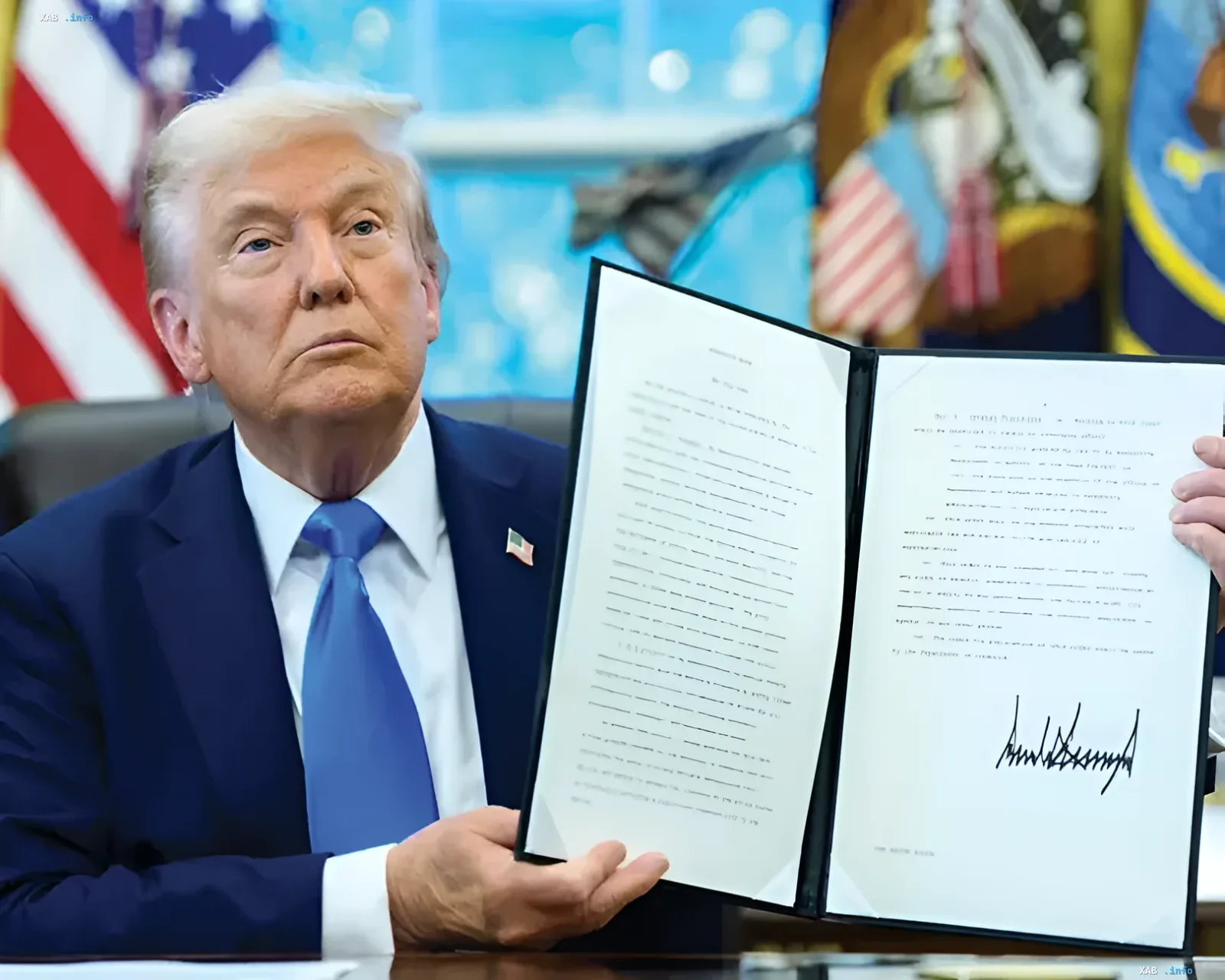 Дональд Трамп держит подписанный документ, иллюстрирующий введение нового сбора в $100 000 за визы H-1B, что вызывает массовый исход IT-специалистов из США в 2026 году