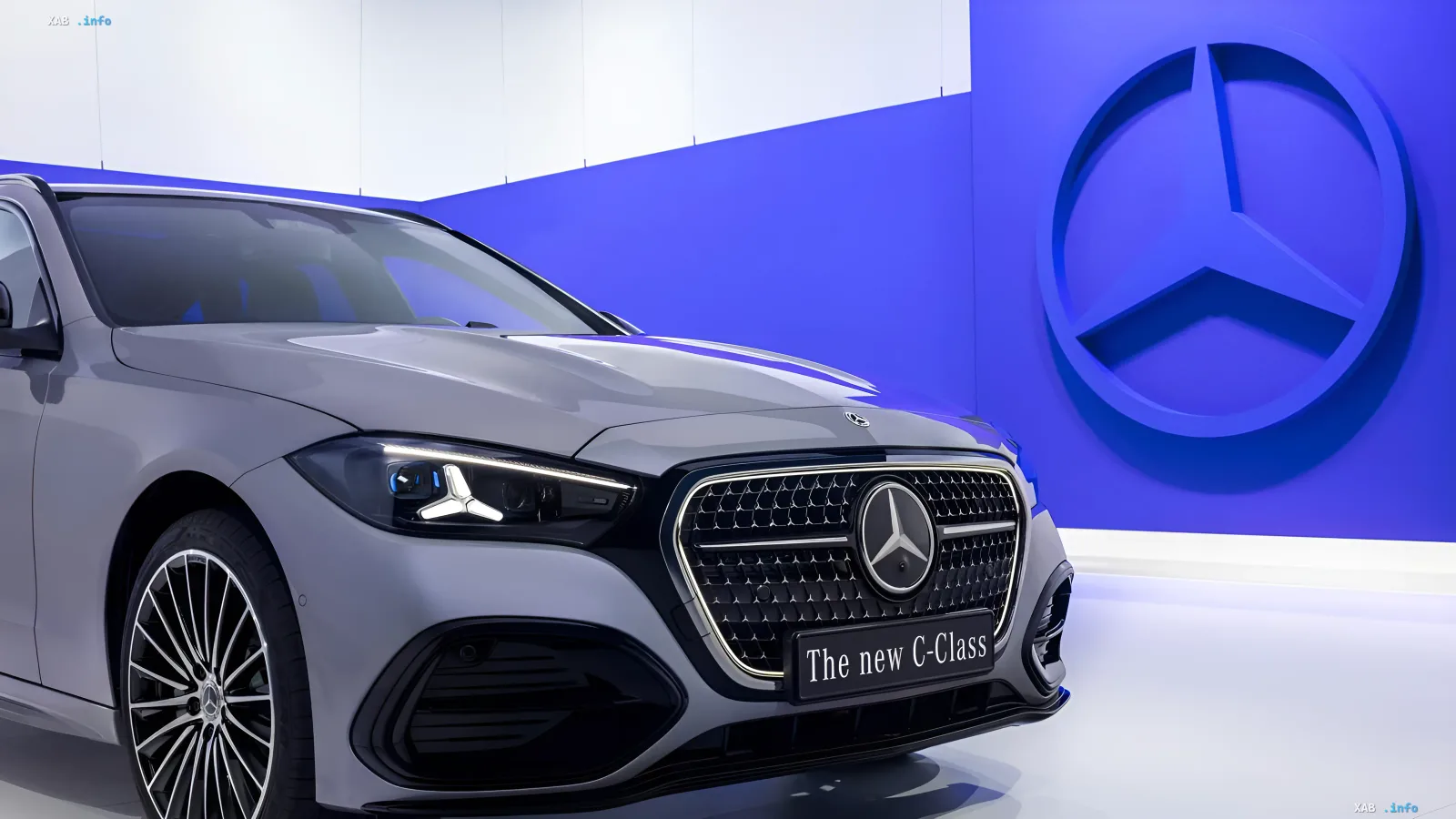 Neuer Mercedes-Benz C-Klasse 2027 mit revolutionärem Design und KI-Assistent ChatGPT vor dem Markenlogo