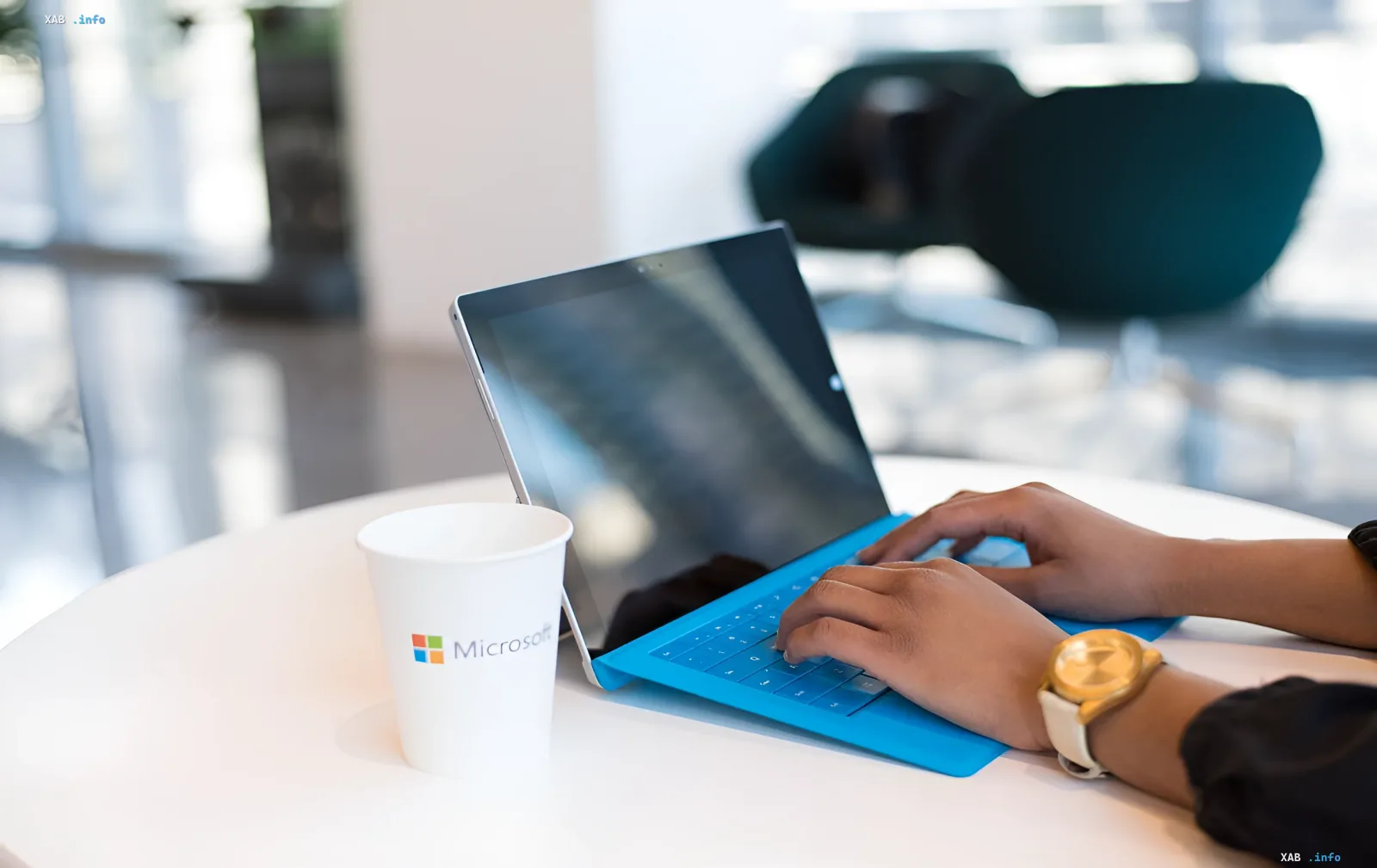Работа с Microsoft Surface и чашкой с логотипом Microsoft: символ консолидации Copilot