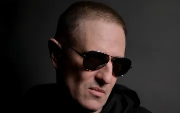 Мурик из группы Green Grey в темных очках на мрачном фоне — символ тяжелого периода в жизни музыканта, собирающего средства на лечение жены от рака
