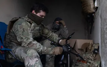 Военнослужащие в камуфляже готовят к запуску боевой дрон, иллюстрируя тему перехвата реактивных дронов «Шахед» и технические вызовы в современной войне