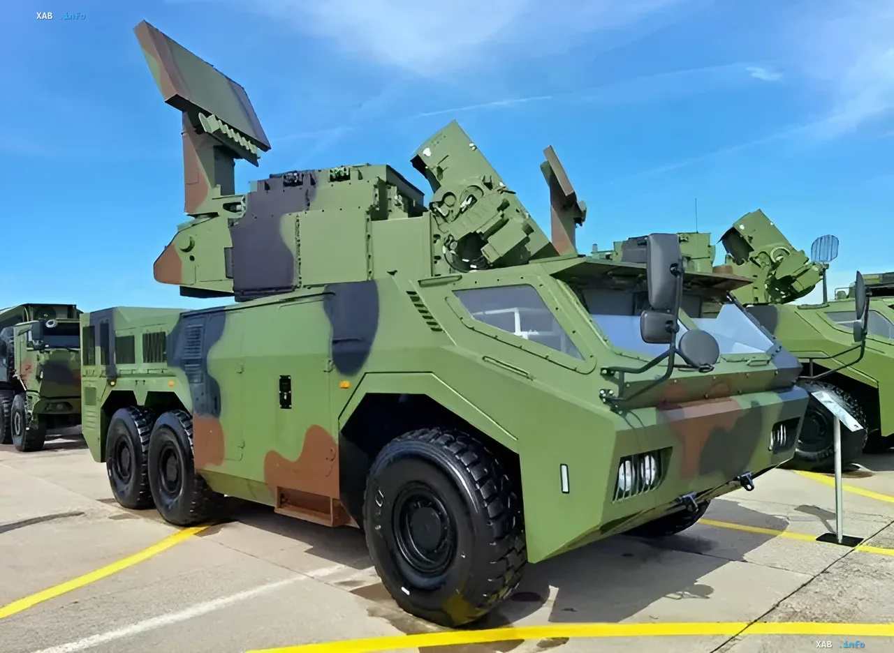 Китайский зенитный ракетный комплекс HQ-17 на шасси колесного бронетранспортера, демонстрирующий технологическое наследие российской системы «Тор»