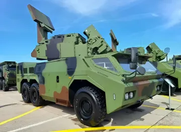 Китайский зенитный ракетный комплекс HQ-17 на шасси колесного бронетранспортера, демонстрирующий технологическое наследие российской системы «Тор»