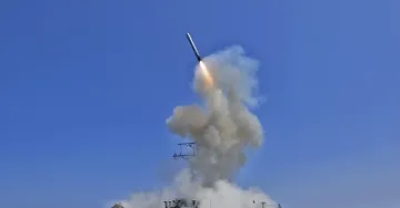 Start einer Tomahawk-Rakete von einem Kriegsschiff vor blauem Himmel — Illustration zur Nachricht über die Freigabe von 22,9 Mrd. USD durch das Pentagon zur Auffüllung der Vorräte an Marschflugkörpern angespannter Lage mit dem Iran