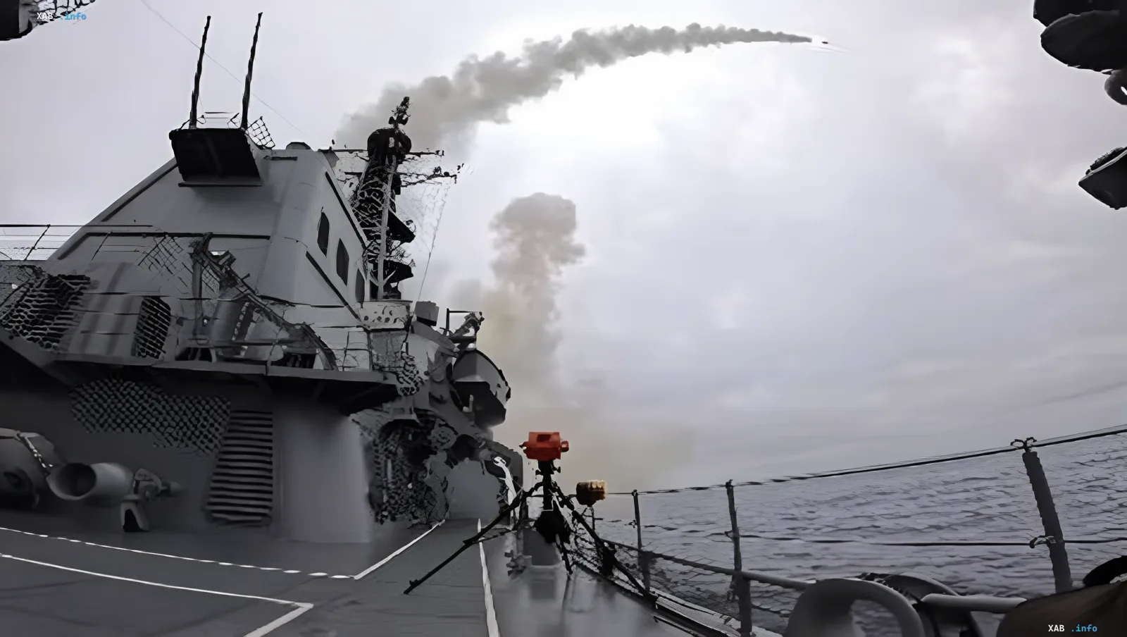 Start einer Tomahawk-Kreuzrakete von einem Kriegsschiff vor einem Hintergrund aus Rauch und Wolken