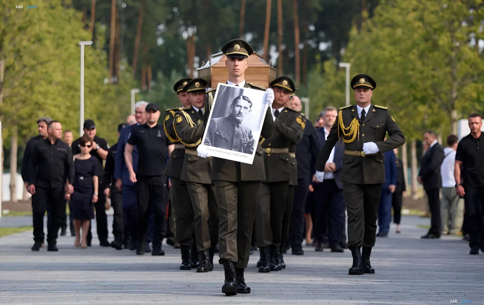 Военные несут гроб с прахом Евгения Коновальца и его портрет во время церемонии перезахоронения в Украине
