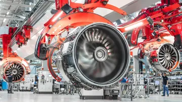 Montage eines experimentellen Rolls-Royce Flugzeugtriebwerks mit 100% Wasserstoffantrieb in einer modernen Produktionshalle