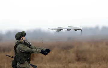 Российский военнослужащий запускает боевой дрон, демонстрируя новые возможности пусковых площадок