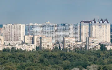 Панорама жилых кварталов Киева: многоэтажные дома на фоне неба иллюстрируют состояние рынка недвижимости в 2026 году