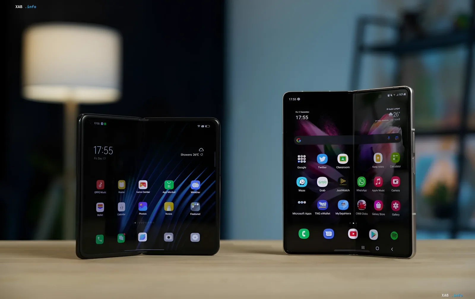Два складных смартфона Samsung Galaxy Z Fold, демонстрирующие широкий формат экрана и инновационный дизайн