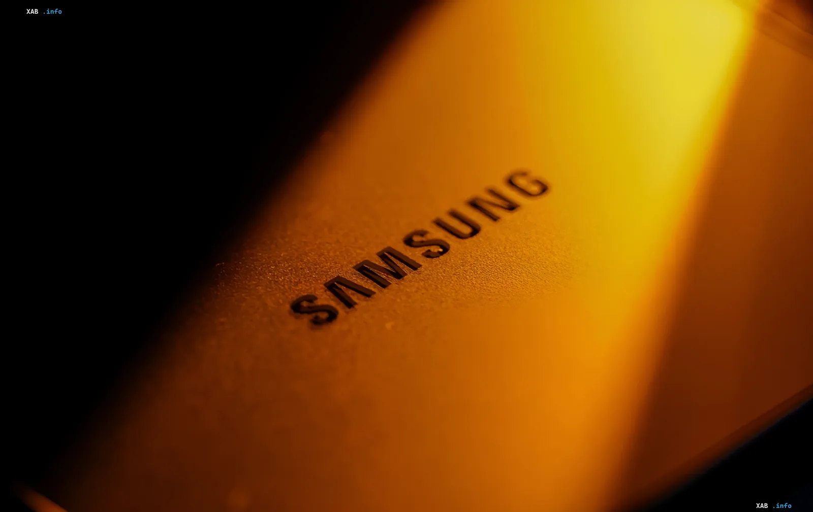 Логотип Samsung на корпусе смартфона в теплом освещении — иллюстрация к статье о патенте горизонтального блока камер