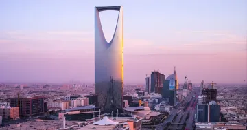 Burj al-Halifa in Riad bei Sonnenuntergang — Symbol der ehrgeizigen Reformen Saudi-Arabiens im Rahmen von Vision 2030 und Modernisierung der öffentlichen Auftragsvergabe