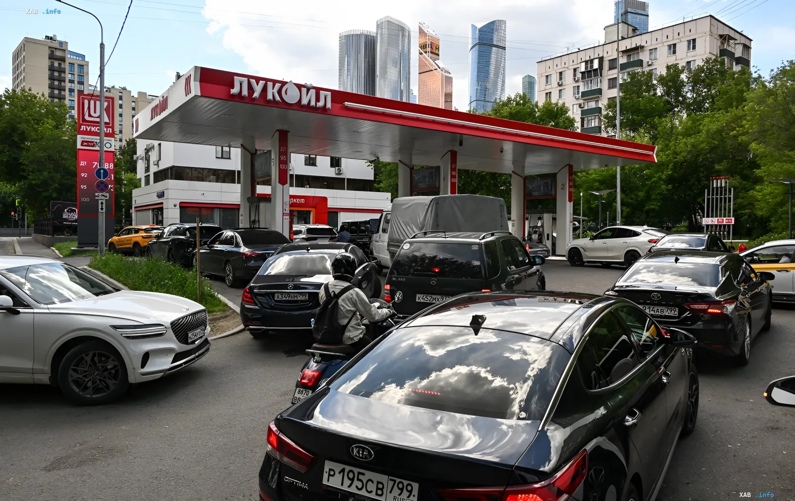 Очередь из автомобилей у заправочной станции Лукойл в Волгограде, иллюстрирующая дефицит топлива и повод для штрафов за видео с жалобами
