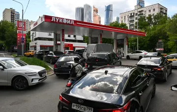 Очередь из автомобилей у заправочной станции Лукойл в Волгограде, иллюстрирующая дефицит топлива и повод для штрафов за видео с жалобами