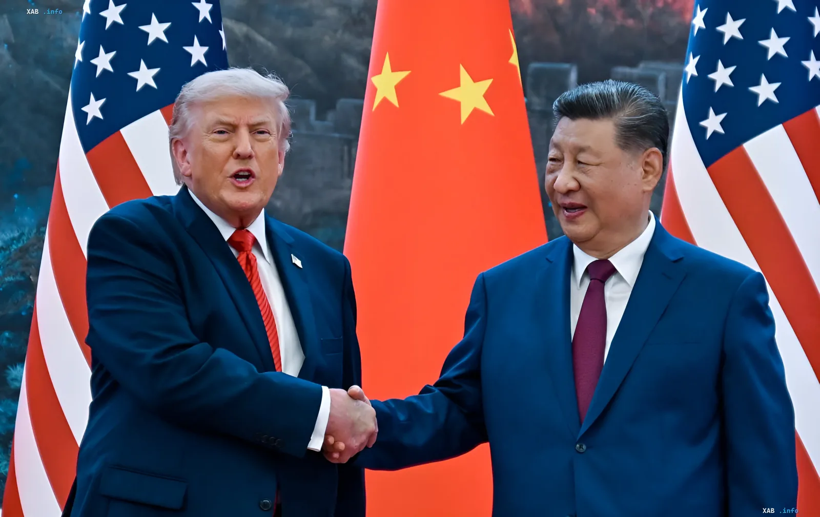 Дональд Трамп и Си Цзиньпин пожимают руки на фоне флагов США и Китая, иллюстрируя сокращенный визит председателя КНР в США и пропуск Генассамблеи ООН