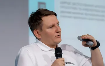 Stellvertretender Leiter der ukrainischen Wiederherstellungsagentur mit Mikrofon und Fernbedienung – im Zentrum des Skandals wegen Parkplatzmiete und Verträgen mit einem Energoatom-Lieferanten