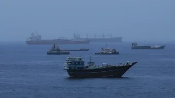 Теневая флотилия танкеров в Персидском заливе, перевозящих нефть через Ормузский пролив