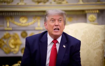Дональд Трамп в синем костюме и красном галстуке, эмоционально реагирующий на вопрос о Натали Харп, называя CNN «фейковыми новостями»
