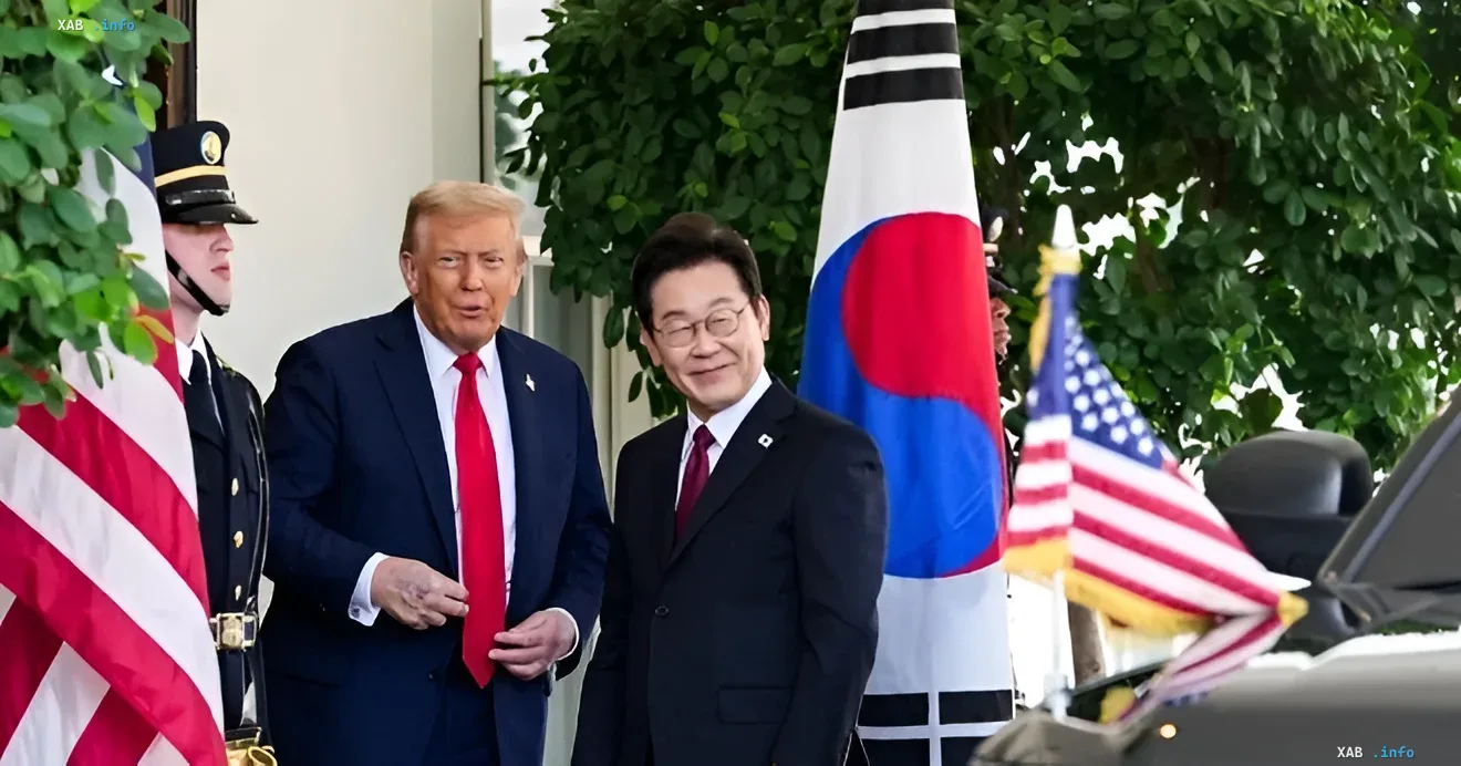 Дональд Трамп и южнокорейский лидер на фоне флагов США и Южной Кореи — символ дипломатических переговоров по сокращению военных учений ради Ким Чен Ына