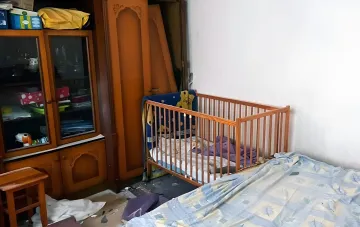 Разрушенная детская кроватка в квартире в Херсоне после удара российского дрона